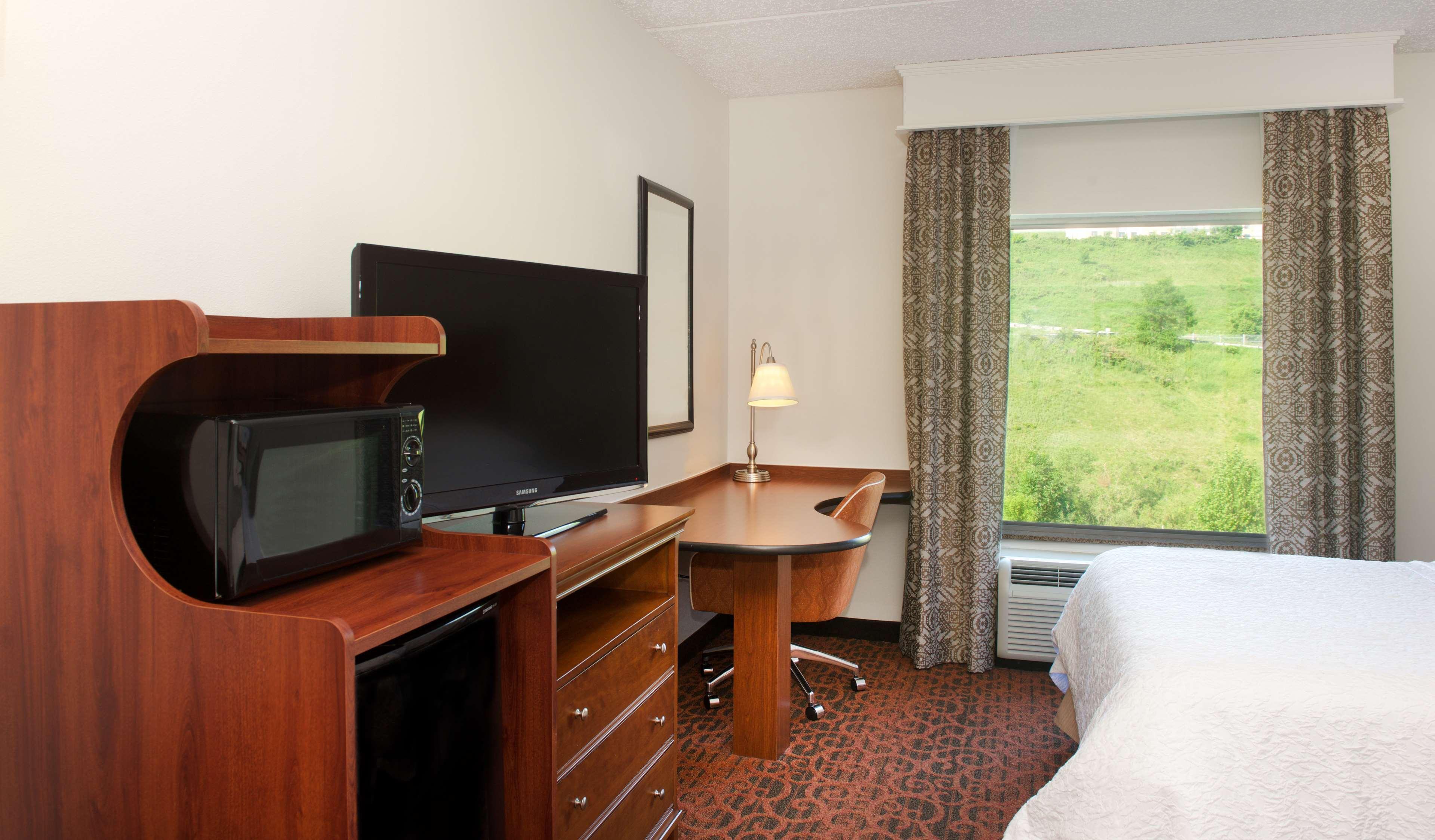 Hampton Inn & Suites Pittsburgh-Meadow Lands Washington Exterior photo